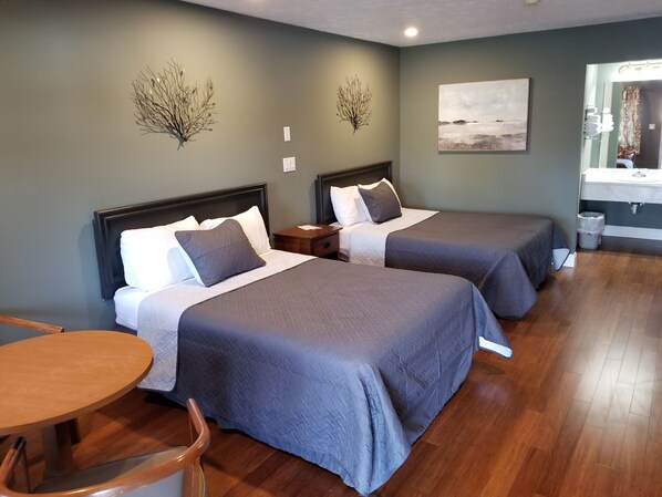 Habitación doble estándar, 2 camas matrimoniales, para no fumadores | Escritorio, camas extra, wifi gratis y ropa de cama 