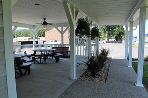 BBQ/picnic area - Brown's Motel Aberdeen (Aberdeen)