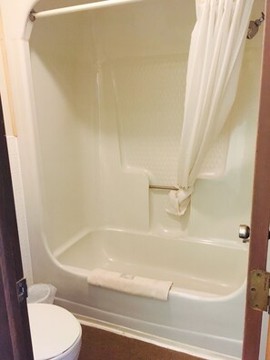 Bathroom shower - Brown's Motel Aberdeen (Aberdeen)