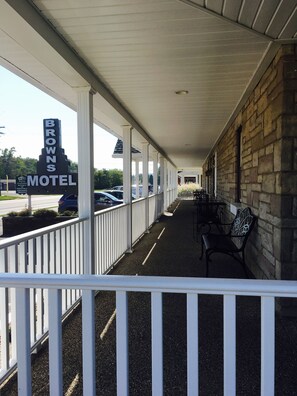 A motel with a covered outdoor area, a signboard, and a parking lot. - Brown's Motel Aberdeen (Aberdeen)