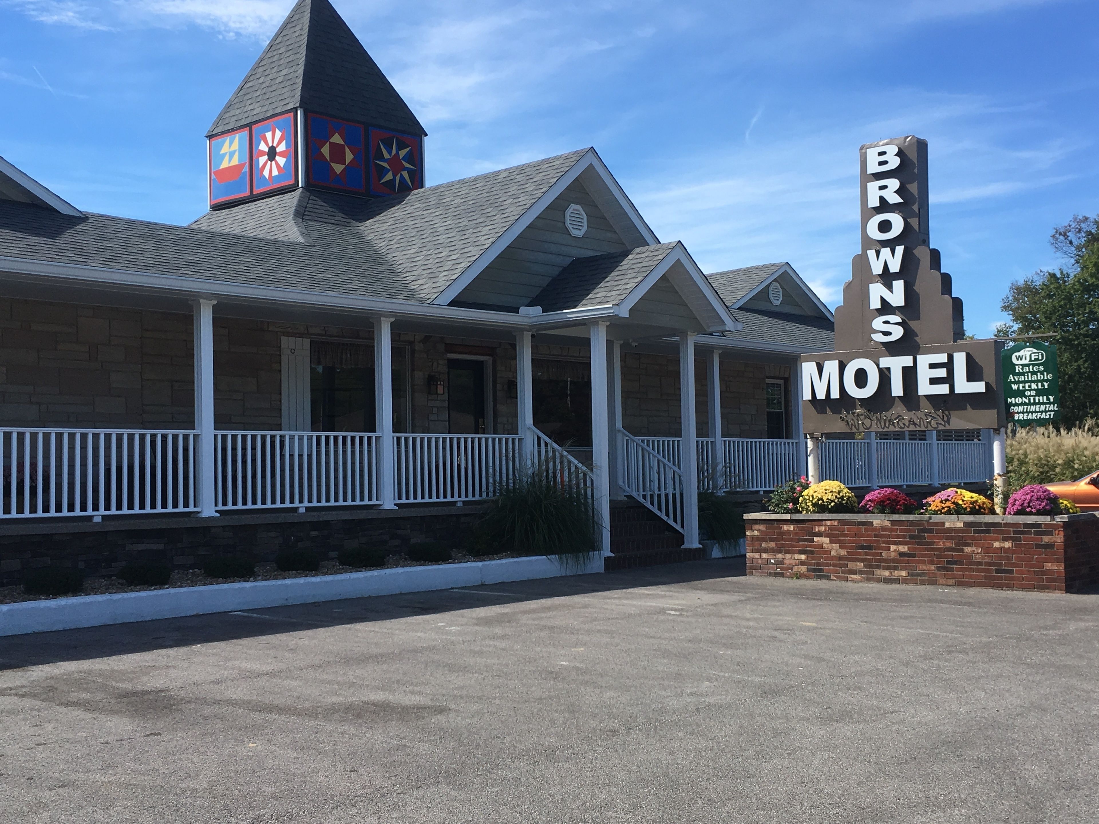 Motelli, jonka näkyvän kyltin päällä lukee: ”Browns Motel”.