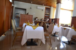 Se sirven desayunos, almuerzos y cenas; cocina internacional