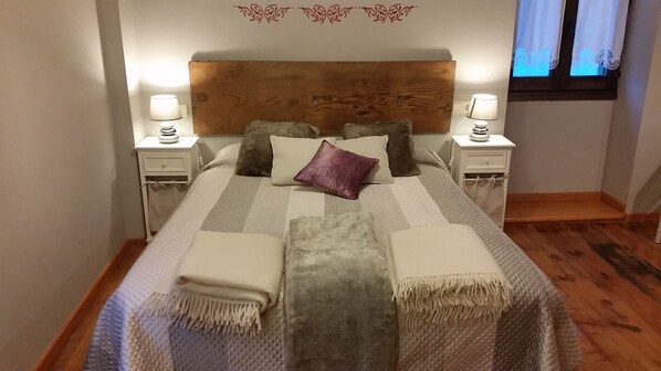 غرفة مزدوجة | مكتب وستائر تعتيم وأسرّة قابلة للطي وواي فاي مجانًا