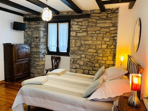 Desk, blackout drapes, rollaway beds, free WiFi - Casa Rural Argonz Etxea (Urzainqui)