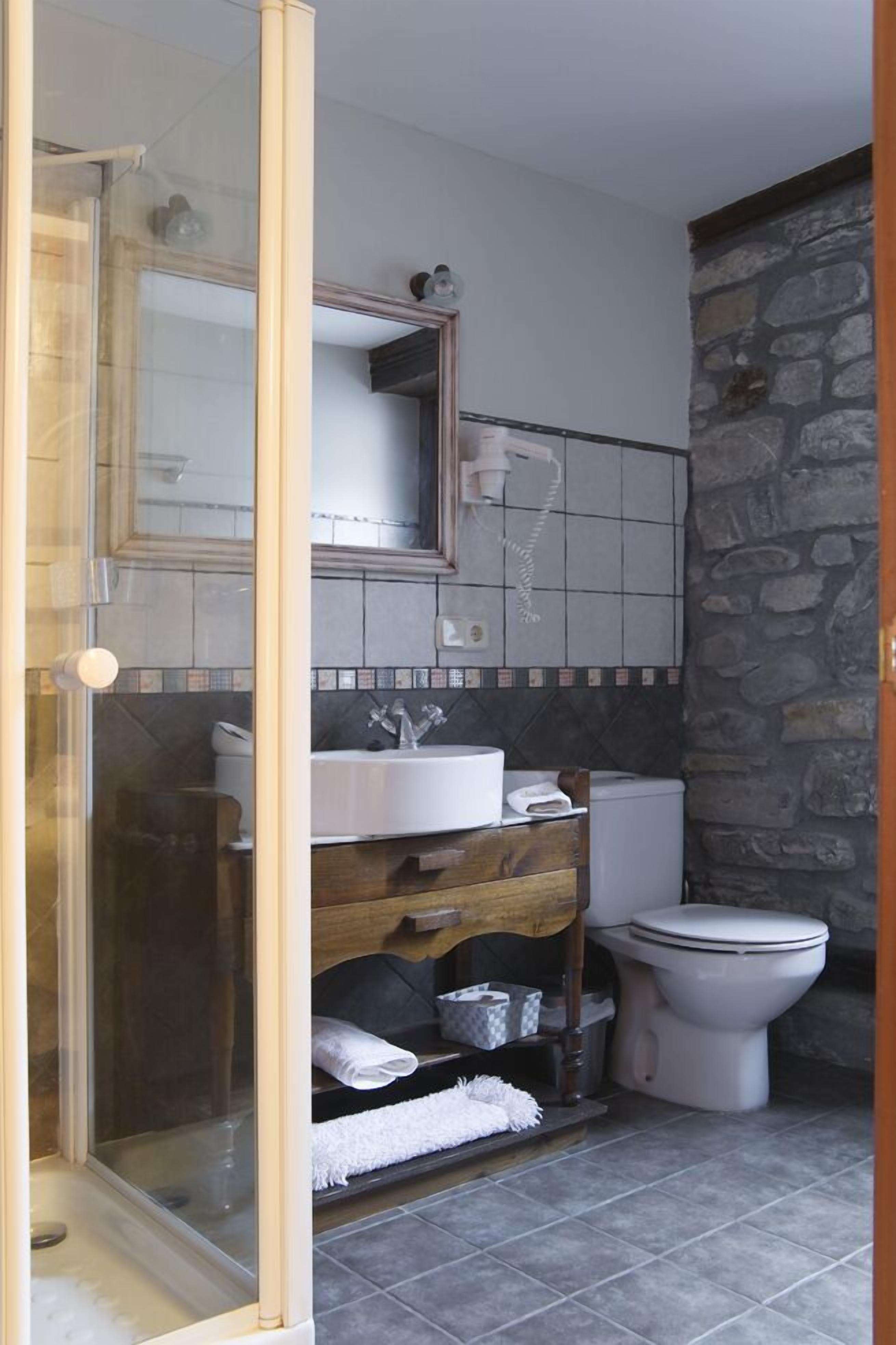 Habitación doble | Baño | Ducha, artículos de higiene personal gratuitos y secador de pelo