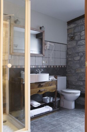 Double Room | Bathroom | Shower, free toiletries, hair dryer