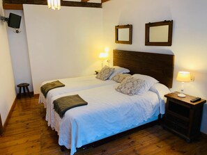 Desk, blackout curtains, rollaway beds, free WiFi - Casa Rural Argonz Etxea (Urzainqui)