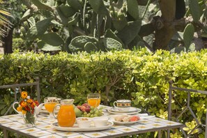 供应早餐和晚餐，地方菜，泳池景观