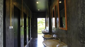 Shared Dormitory, Mixed Dorm | Bathroom | Combined shower/tub, free toiletries, hair dryer