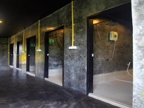 Shared Dormitory, Mixed Dorm | Bathroom | Combined shower/tub, free toiletries, hair dryer