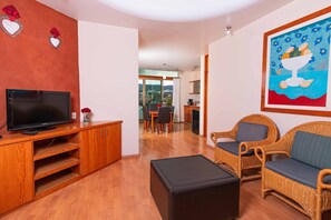 Estudio junior, 2 baños | Zona de estar | Televisión de pantalla plana de 32 pulgadas con canales por cable
