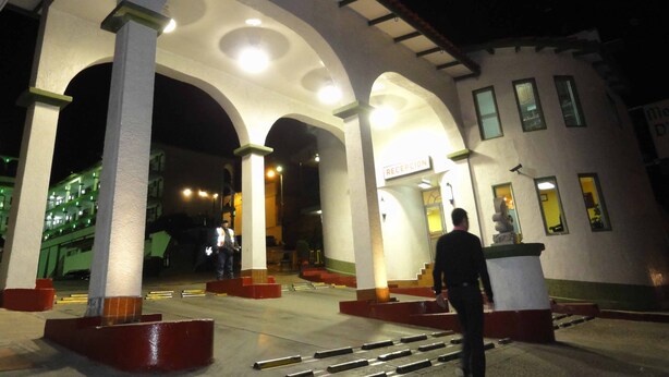 A building with a reception area and a staircase leading up to it. - Hotel Marques De Cima (Nogales)