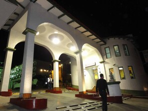 A building with a reception area and a staircase leading up to it. - Hotel Marques De Cima (Nogales)
