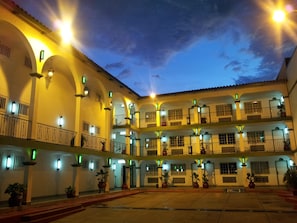 Fachada de la propiedad por la tarde o noche