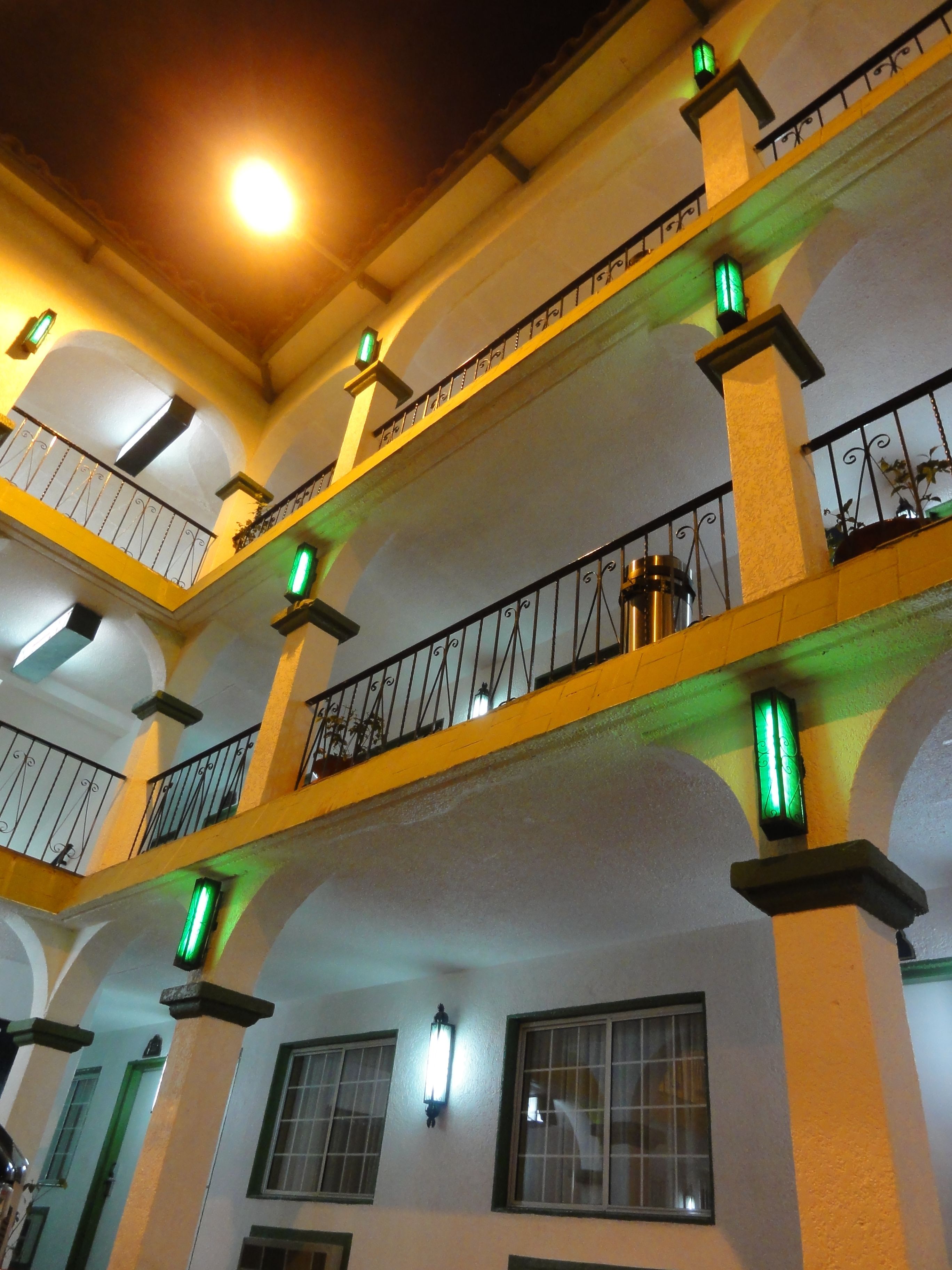 Un edificio de varios niveles con balcones, barandillas y ventanas.