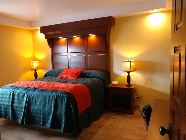 客房內保險箱、書桌、筆電工作空間、免費無線上網