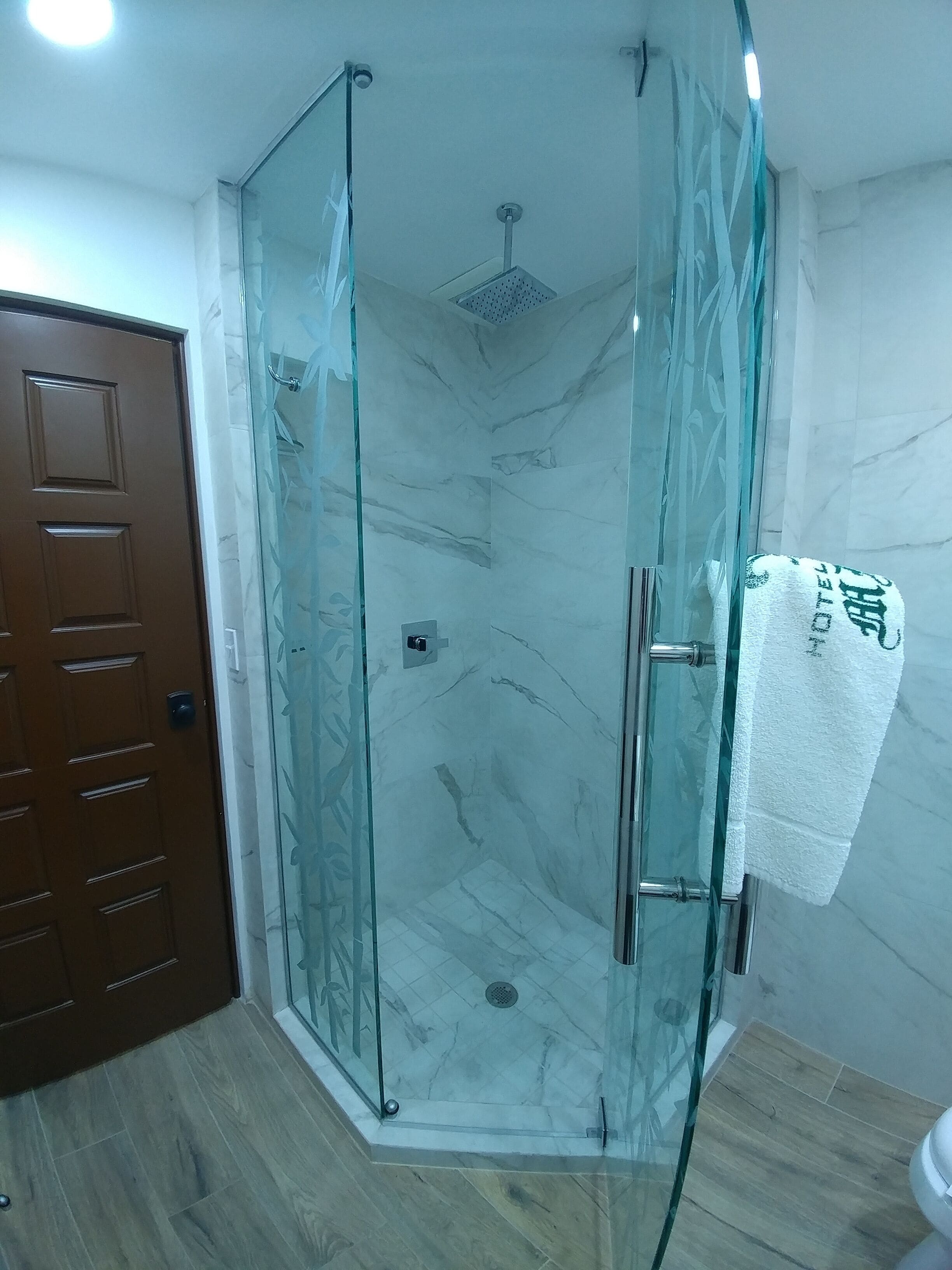 comfort suite | bathroom | free toiletries, towels, soap, shampoo