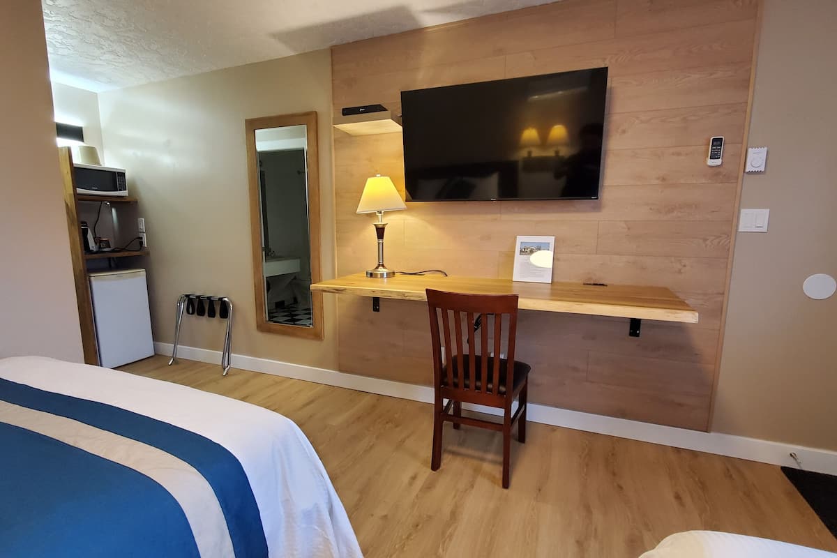 Desk, free WiFi, bed sheets