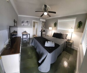 Premium bedding, pillow-top beds, individually decorated - Shamrock Cove Inn (Ocala)