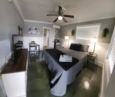 Habitación, 1 cama de matrimonio | Ropa de cama de alta calidad y colchones con acolchado adicional