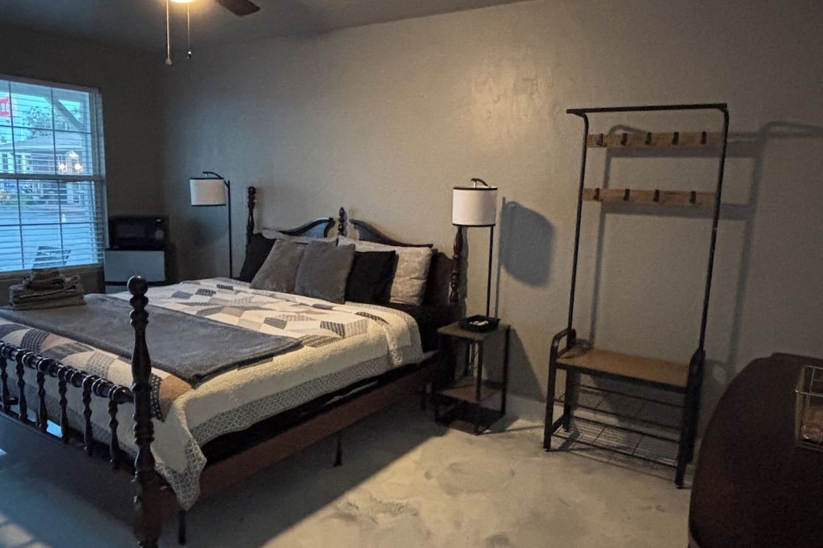 1 King | Premium bedding, pillowtop beds, individually decorated