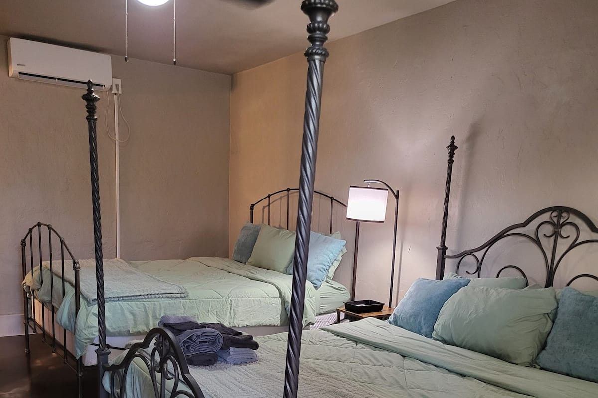 2 Queen Beds