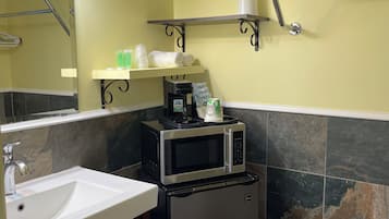 Combined shower/bathtub, towels