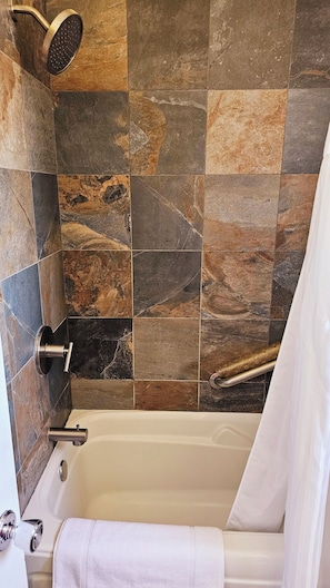 Queen Room | Bathroom | Combined shower/tub, towels - The Port-O-Call Inn & Suites (Nanaimo)