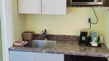 Suite Keluarga, Beberapa Tempat Tidur, pemandangan kebun | Dapur pribadi | Lemari es kecil, microwave, dan mesin pembuat kopi/teh