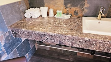 Two Queen Room | Bathroom | Combined shower/tub, towels