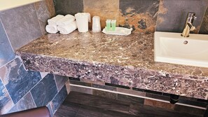 Two Queen Room | Bathroom | Combined shower/bathtub, towels - The Port-O-Call Inn & Suites (Nanaimo)