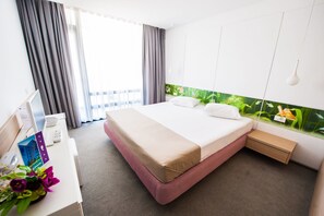 Quarto casal ou duplo standard | Frigobar, cofres nos quartos, escrivaninha, quartos à prova de som