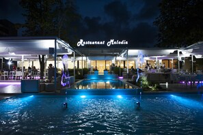 Piscine extérieure, parasols, chaises longues