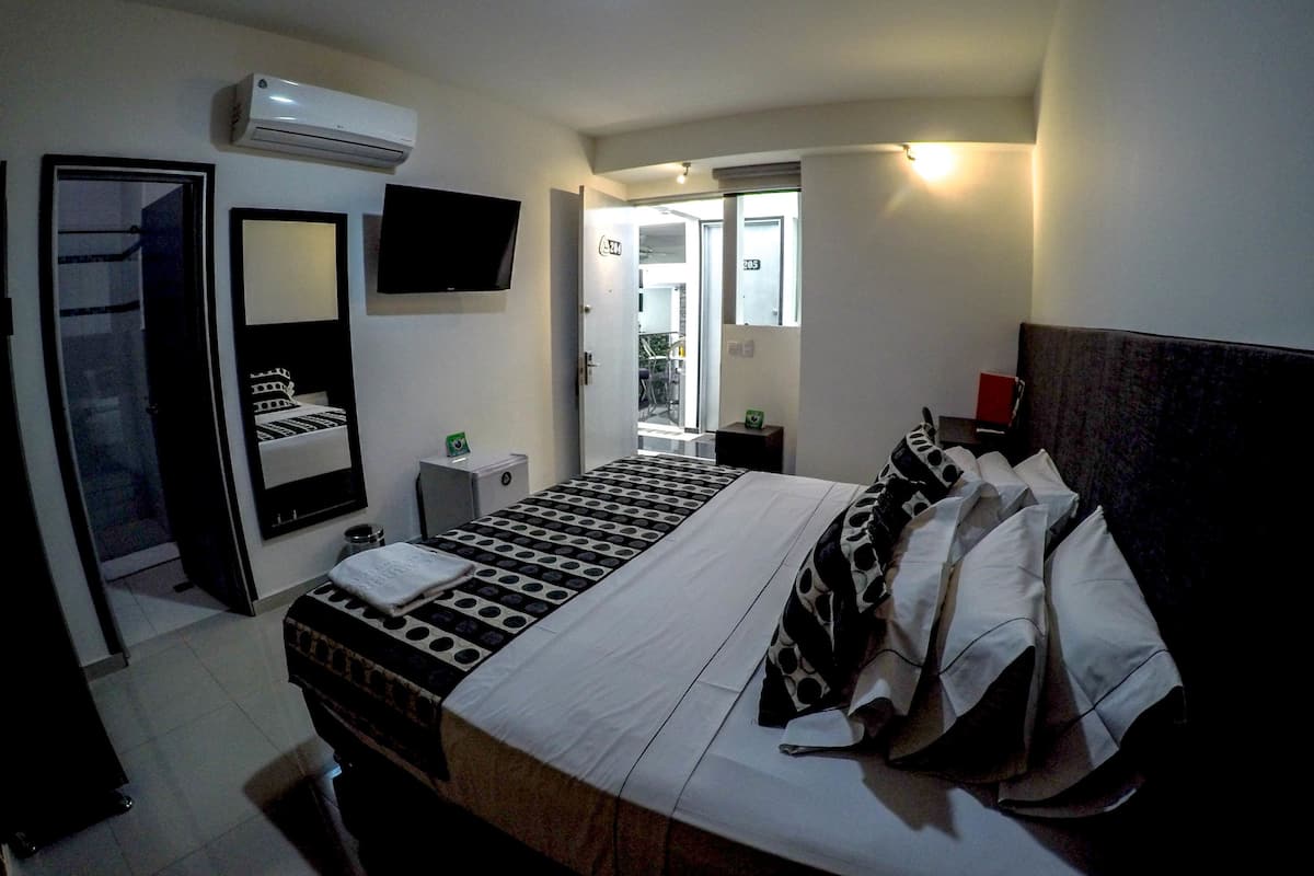 basic room | premium bedding, pillow-top beds, in-room safe, desk