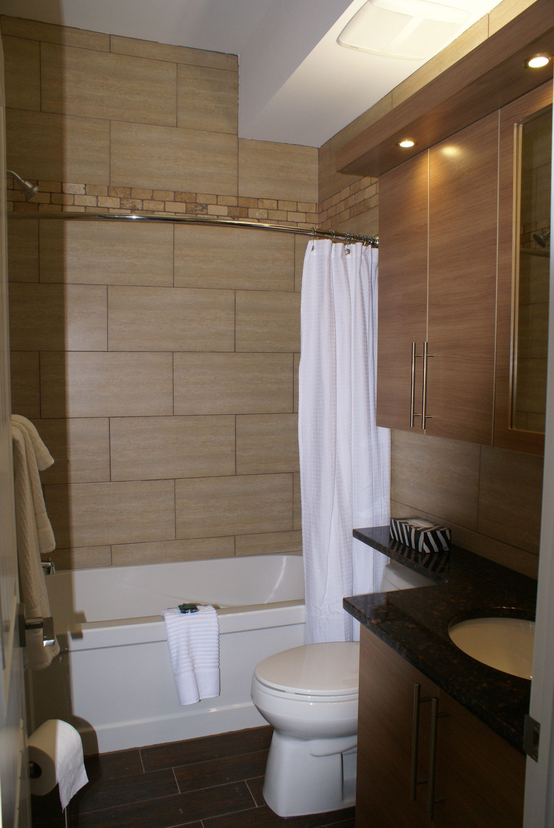Une salle de bain équipée d’une baignoire, de toilettes et d’un meuble-lavabo avec un évier.