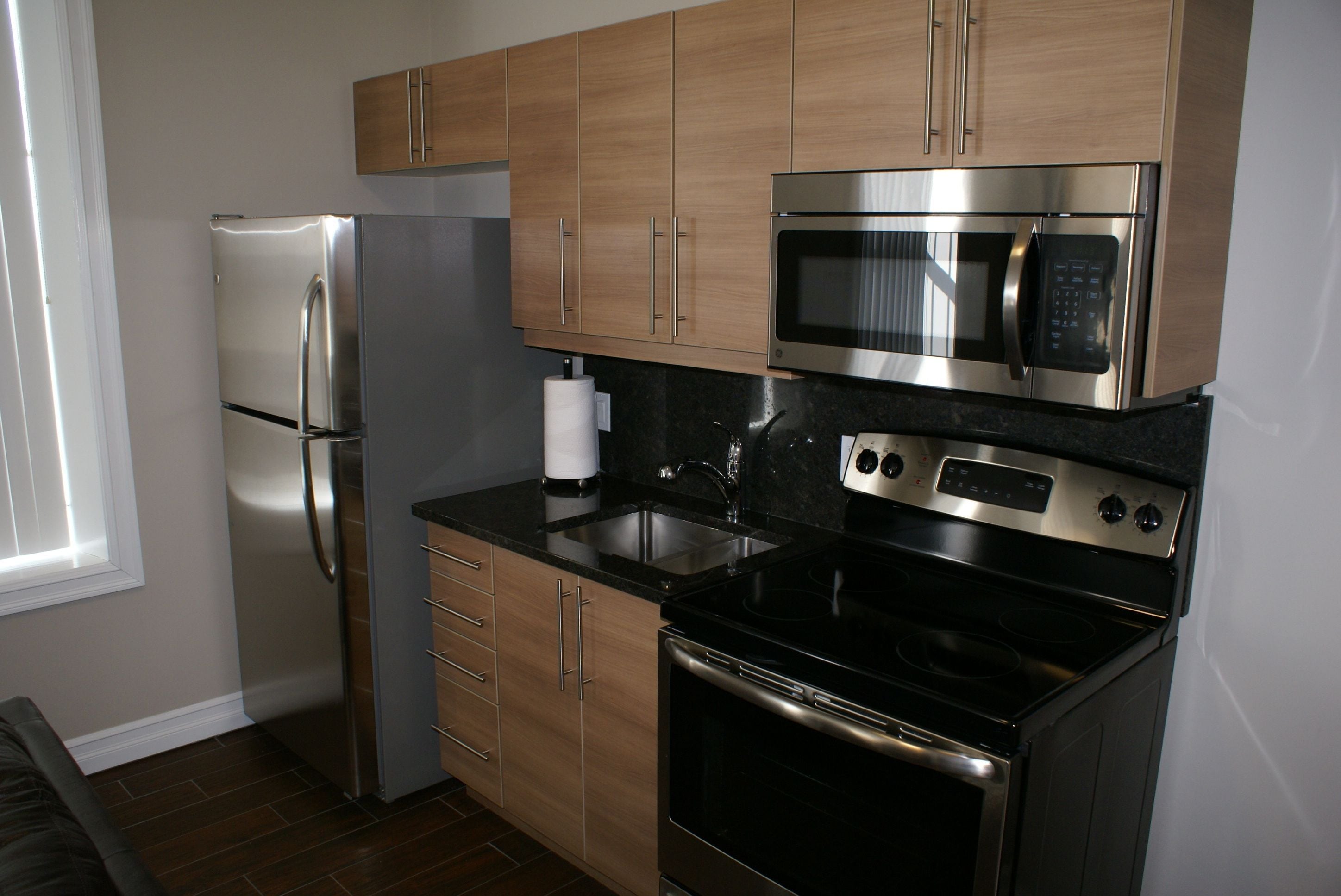 full-sized fridge, microwave, oven, stovetop