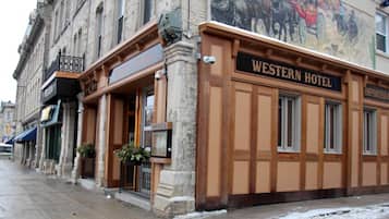 Hotel Western con fachada clásica, ventanas amplias y un cartel que indica que es una propiedad importada.