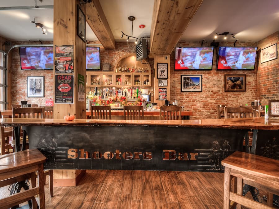 Se sirven almuerzos y cenas, cocina americana