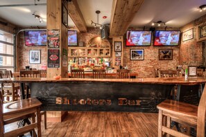 ランチ、ディナーに営業