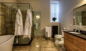 Suite - 2 queensize-senge | Badeværelse | Kombination af bruser/badekar, designertoiletartikler, hårtørrer