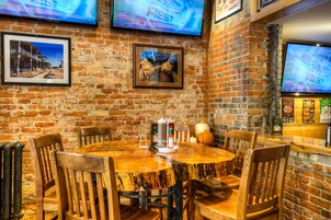 Lunch and dinner served, American cuisine