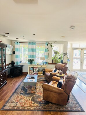 Lobby sitting area - Camden Riverhouse Hotel (Camden)