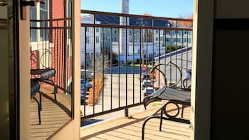 1 King Bed w/Balcony, 3rd Floor, No Pets | 客房景观