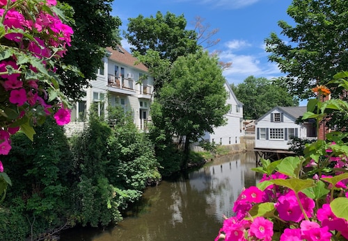 Camden Riverhouse Hotel