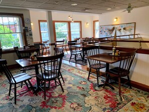 Free daily continental breakfast - Camden Riverhouse Hotel (Camden)