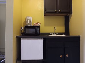 Standard Double Room Single Use, 2 Queen Beds | Private kitchen - Bayside Motor Inn (Blaine)