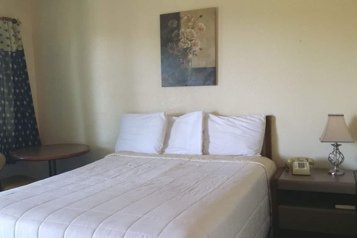 Habitación básica, 1 cama Queen size | Camas extra, wifi gratis y ropa de cama
