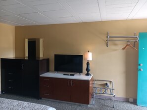 Chambre Standard, 1 trĂšs grand lit | Lit dâappoint (supplĂ©ment), accĂšs au Wi-Fi (inclus), literie fournie