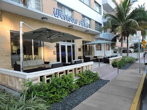 Hotel Westover Arms con asientos exteriores y un patio cubierto.