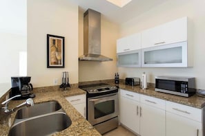 Family Suite | Private kitchen | Fridge, microwave, stovetop, dishwasher - Westover Arms Hotel  (Miami Beach)